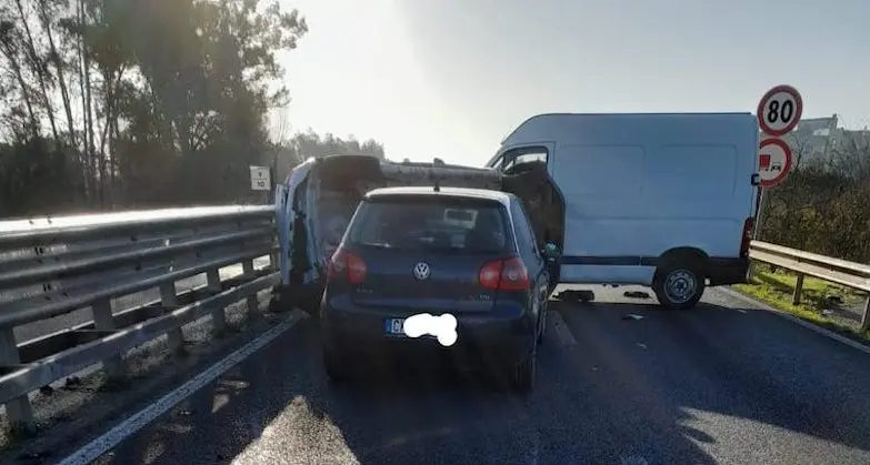 S.S. 130 momentaneamente chiusa al traffico: auto si ribalta al km 10