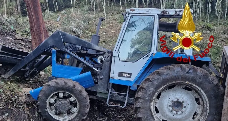 Si ribalta il trattore e muore schiacciato: tragedia nel sassarese