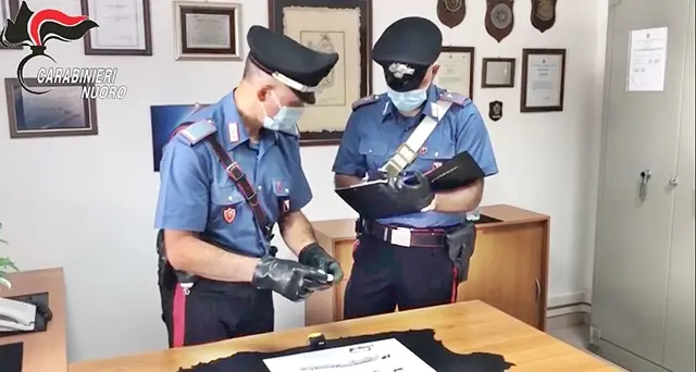Piromane 75enne arrestato dai Carabinieri: sorpreso a lanciare dal finestrino dell’auto un innesco per le fiamme