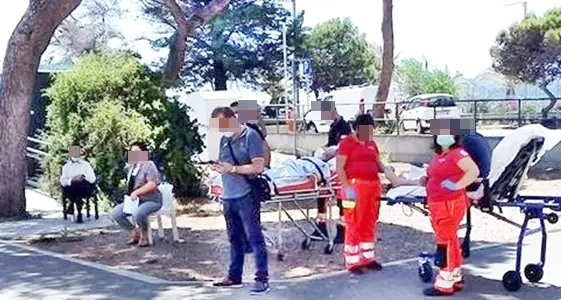 Odissea al Marino, volontari e pazienti aspettano l’esito delle visite sotto l’ombra degli alberi