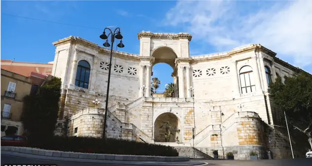 Cagliari. Tenta di gettarsi dal Bastione, salvato da un carabiniere