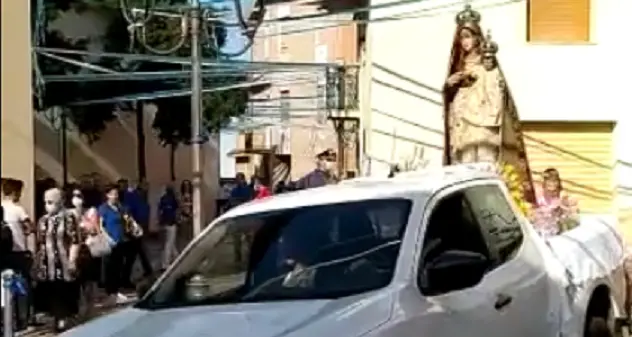 Durante la processione cade la teca di vetro della statua della Madonna