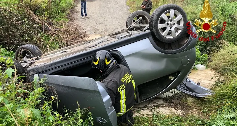 Oliena: 66enne si schianta contro un terrapieno e finisce nel torrente