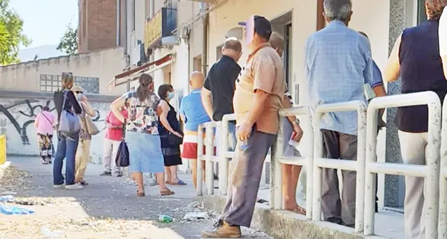 Tutti in fila e in piedi davanti alle Poste: disagi infiniti per i residenti di Flumini