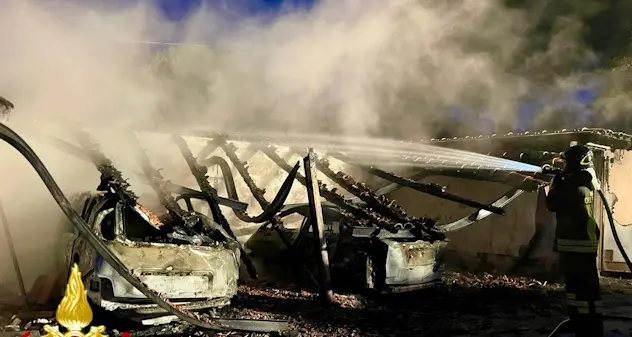 Maxi incendio in un parcheggio, distrutte auto e moto a Porto Pozzo