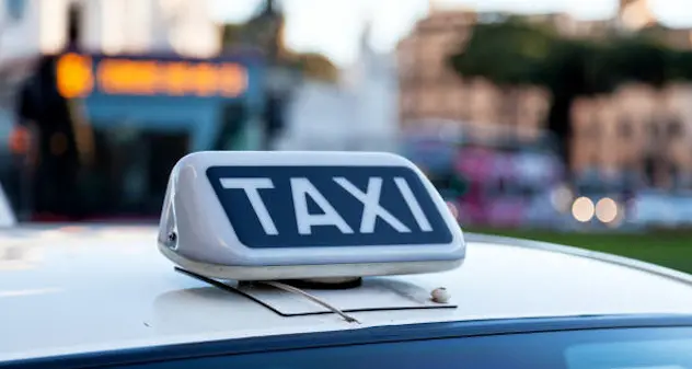 Non ha i soldi sufficienti per la corsa: taxi lo lascia a piedi prima del trapianto