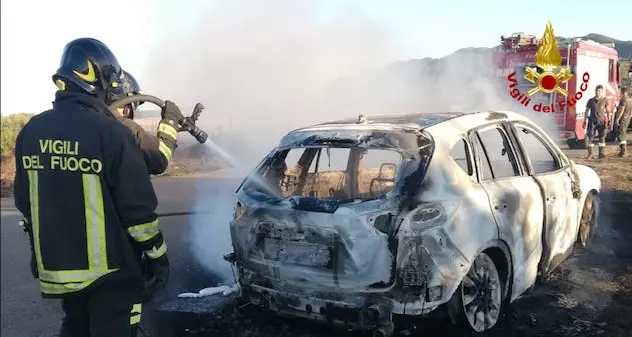 Auto a fuoco sulla strada provinciale 1 in direzione Uta