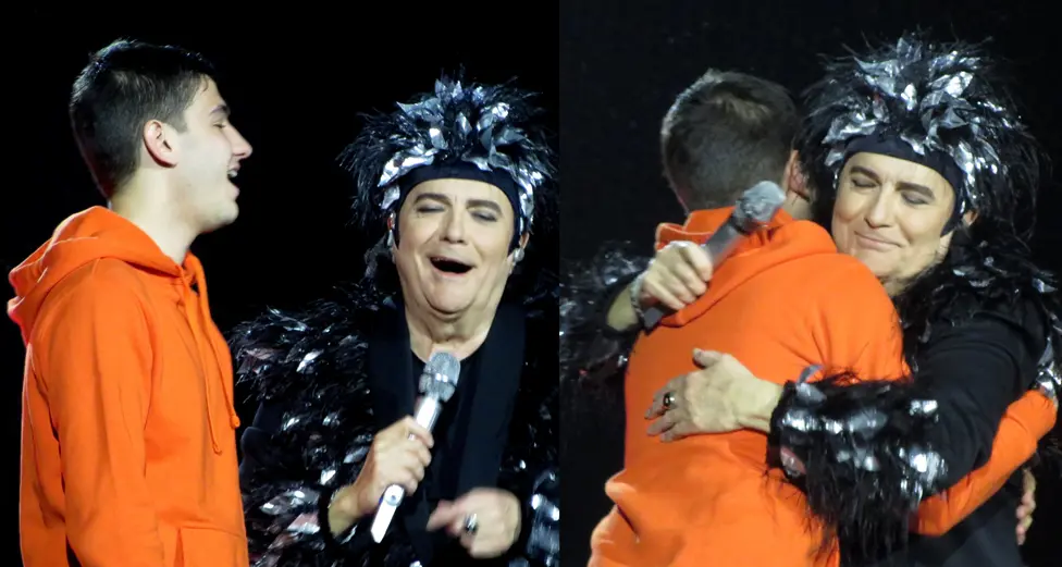 Renato Zero chiama sul palco un giovane sardo e lo abbraccia