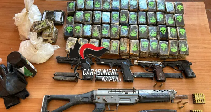 Mitragliatore, pistole e 17 kg di droga trovati dai carabinieri a Scampia