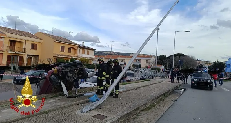 Sorso. Auto esce fuori strada e investe un passante