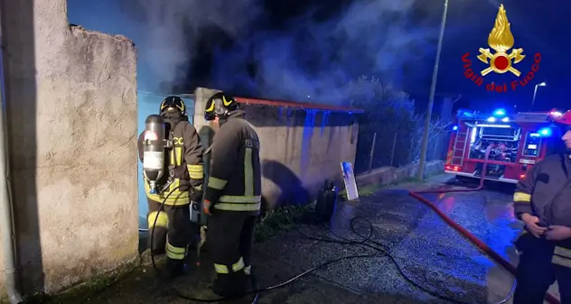 Incendio nella notte a Onanì, deposito di attrezzi in fiamme