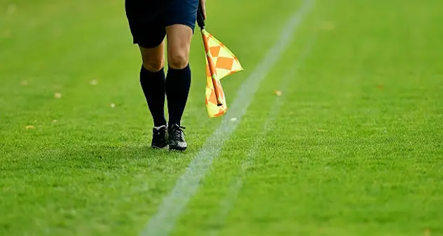 Calcio, commento sessista del preside liceo su arbitro donna, Fdi: \"Parole da Medioevo\"