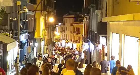 Negozi aperti fino a mezzanotte? In migliaia affollano via Manno e via Garibaldi