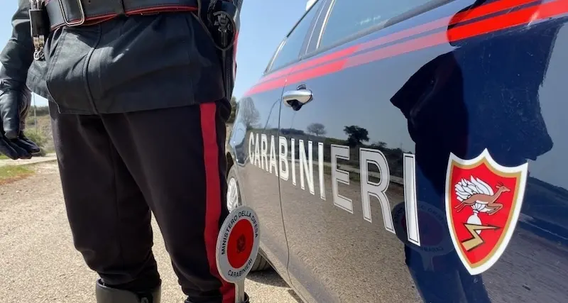 Bari Sardo. Tenta di eludere un controllo, ma viene fermato e trovato con marijuana