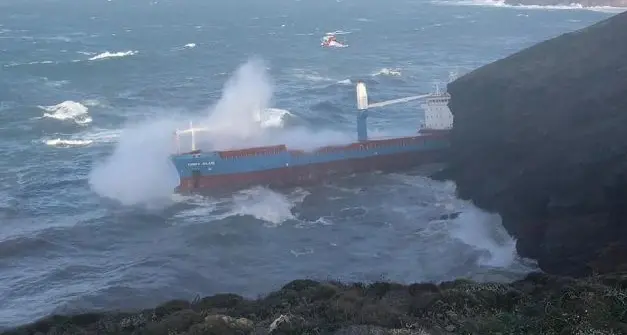 Cargo incagliato nel Sud Sardegna: iniziato smantellamento