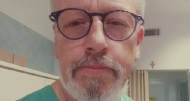 Dopo il turno di notte, medico va a casa della paziente e le salva la vita