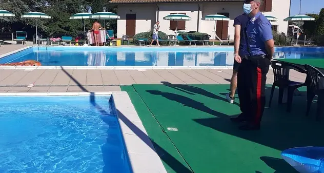 Bimbo di 4 anni annega in piscina