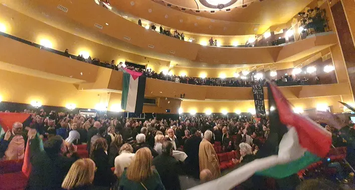 Protesta per la Palestina al Teatro Lirico di Cagliari