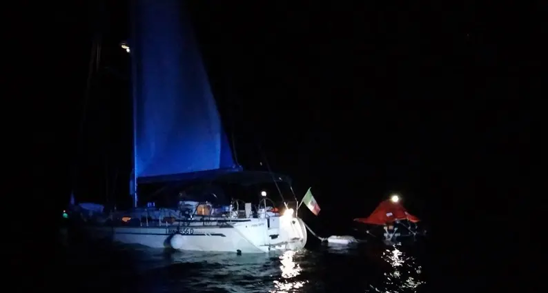 Barca a vela imbarca acqua all’Asinara, salvati due diportisti