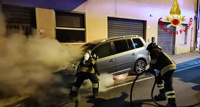 Attentato incendiario nella notte, bruciata un'auto a Oliena