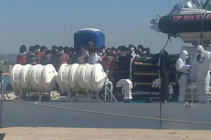 I migranti arrivati a Pozzallo a bordo della nave Fiorillo della Guardia Costiera, Pozzallo, Ragusa, 13 luglio 2020. ANSA / Federica Mole\\'