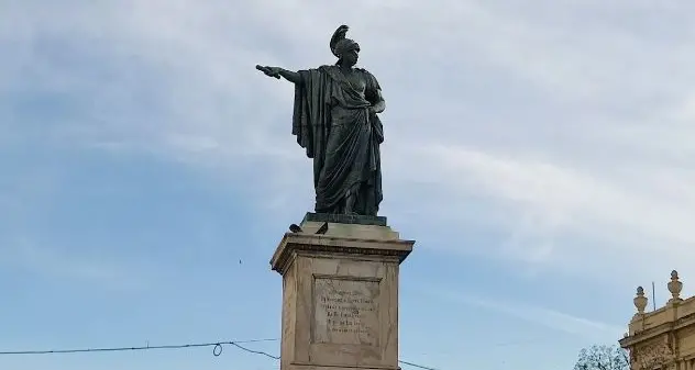 Imbrattata la statua di Carlo Felice