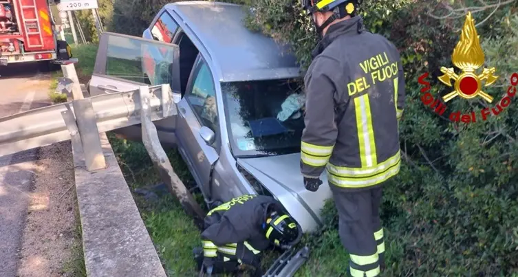 Fuori strada sulla ss 133 bis: soccorso il conducente