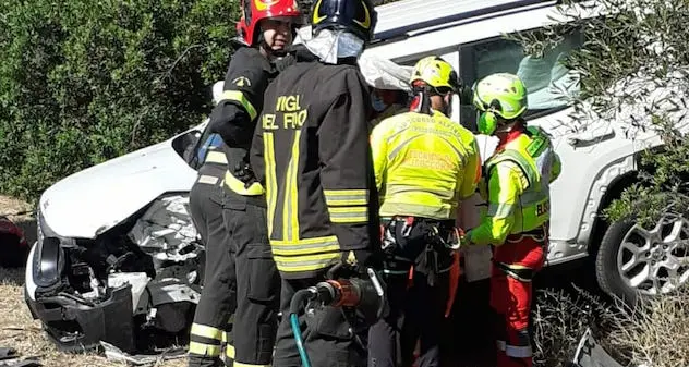 Frontale tra due auto sulla Sp 13 in direzione Cannigione: due feriti