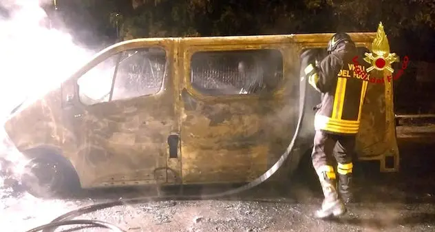 Decimoputzu. Furgone distrutto dalle fiamme