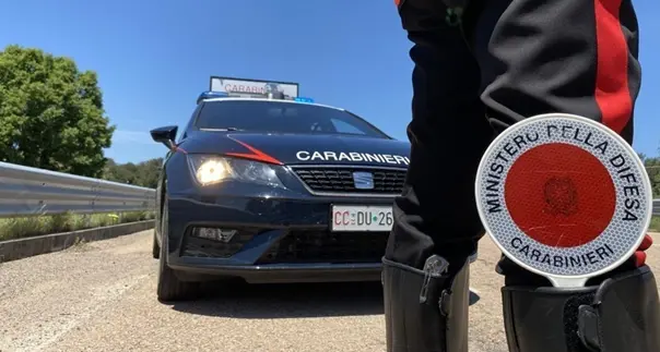Fermato di notte al posto di blocco, i Carabinieri gli trovano addosso un coltello proibito