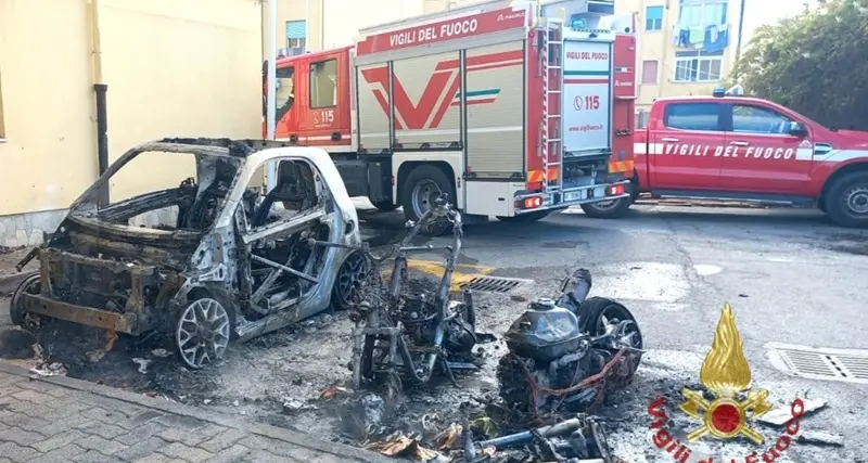 Cagliari. Auto e due scooter in fiamme