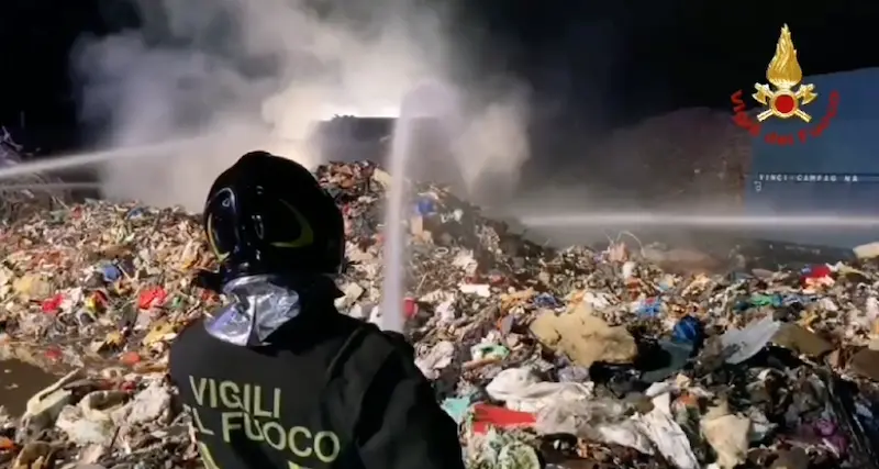 Quartu. Incendio nella notte in un capannone per lo smaltimento rifiuti