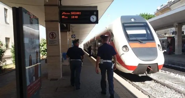 Operazione della polizia nelle stazioni sarde: 276 persone identificate,2 denunce