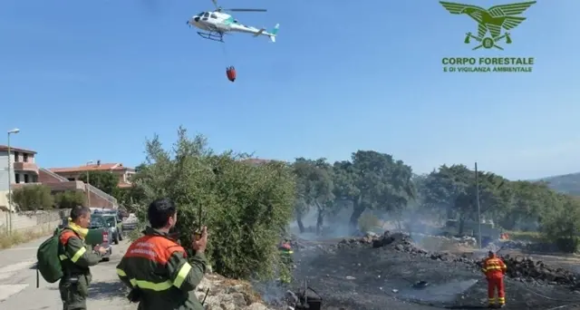 Ennesima giornata nera sul fronte incendi, 27 i roghi: a San Vito necessario il mezzo aereo della Forestale
