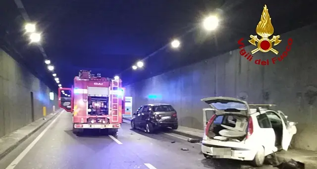 Brutto incidente stradale in galleria, direzione aeroporto: ci sono feriti