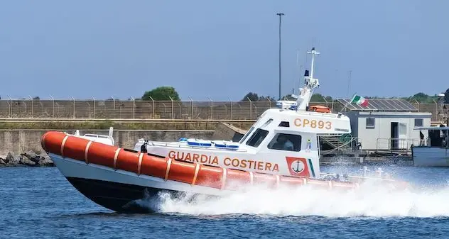 Oristano. Barca alla deriva a Torregrande, due pescatori in salvo