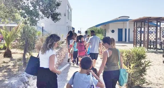 L’Esercito apre le porte dello stabilimento balneare al Poetto ai bambini