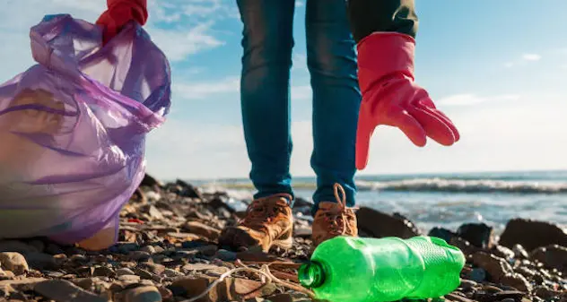 Detenuti e volontari sulle spiagge: oggi è la giornata Plastic Free