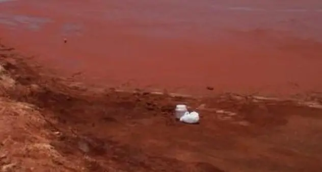 Un fiume di fanghi rossi invade la spiaggia di Piscinas