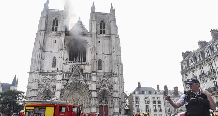 Fiamme nella cattedrale di Nantes: tre inneschi, incendio doloso