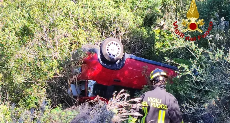 San Teodoro: auto con a bordo due ragazze si ribalta