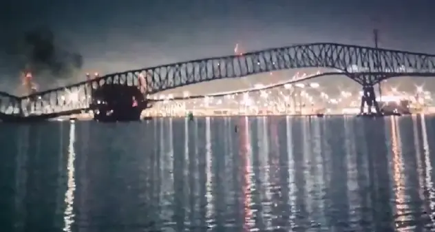 Baltimora, ponte crolla dopo urto di una nave: persone e veicoli in acqua. IL VIDEO