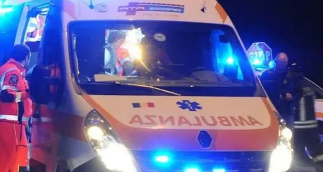 Si dà fuoco in auto davanti a casa: è gravissimo