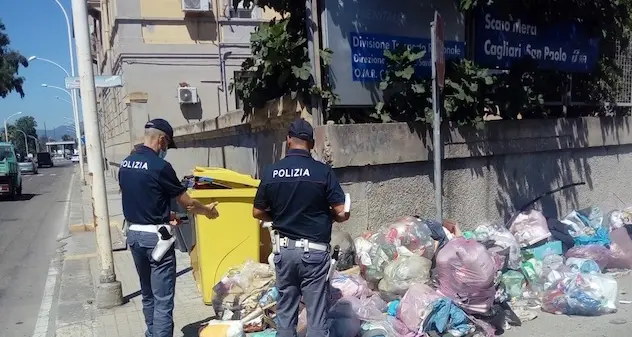 Cagliari. Abbandonano rifiuti nello scalo ferroviario: ripresi dalle telecamere