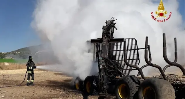 Vigili del fuoco impegnati a Sassari e Bonorva: a fuoco rotoballe e un mezzo agricolo