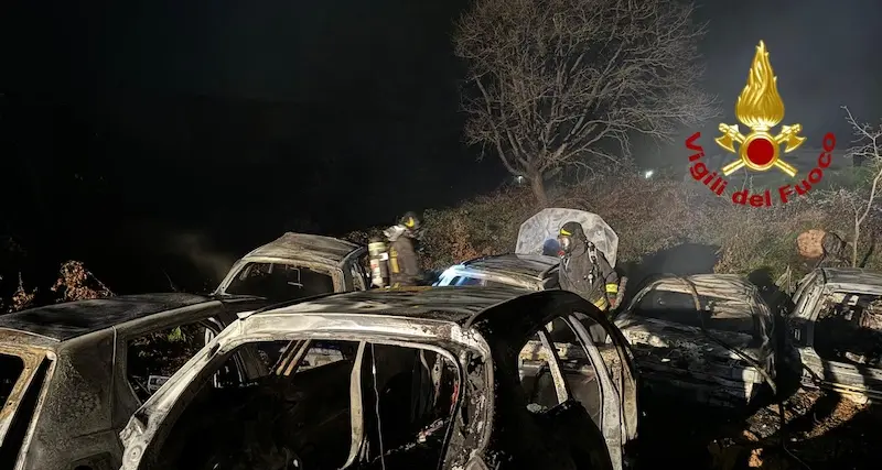 Lodine. Sei auto a fuoco: probabile la matrice dolosa