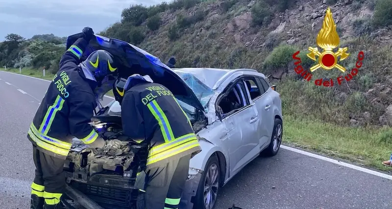 Nuoro, SS131. Sbatte contro il guard rail, carambola e poi rimane al centro della strada
