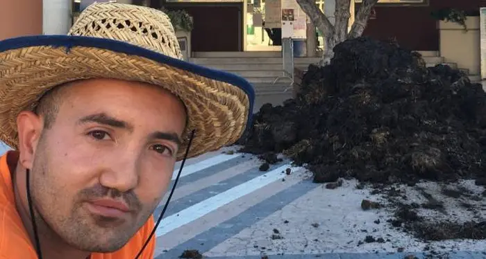 Carrara, 15 quintali di letame davanti al Comune: \"Non arriva l'acqua nei miei campi\"