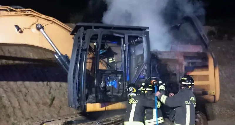 Mezzi in fiamme a Bultei: Vigili del fuoco in azione