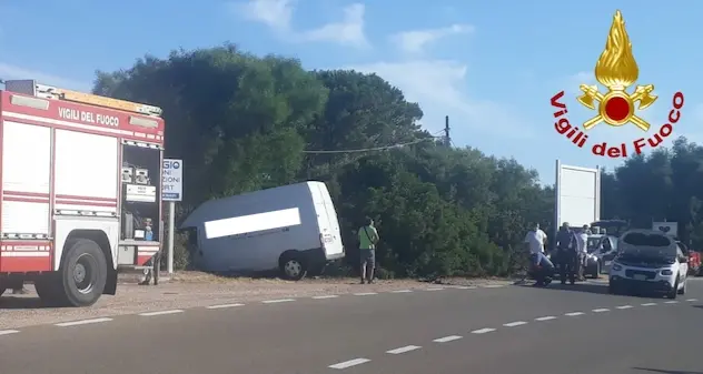 Olbia. Tampona un’auto e finisce fuori strada